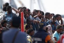 Migrants wait to disembark in the Sicilian harbour of Catania, Italy, May 28, 2016. PHOTO BY REUTERS/Antonio Parrinello