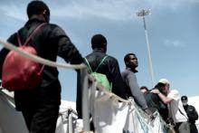 Migrants disembark from the Aquarius rescue ship after arriving to port in Valencia, Spain, June 17, 2018. PHOTO BY REUTERS/Kenny Karpov/SOS Mediterranee