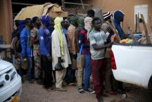 Migrants queue to get into the back of a truck at a local transit centre in the desert town of Agadez, Niger, May 25, 2015. PHOTO BY REUTERS/Akintunde Akinleye