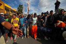 Migrants, part of a caravan of thousands from Central America trying to reach the United States, make their way to the El Chaparral port of entry border crossing between Mexico and the United States, in Tijuana, Mexico, November 22, 2018. PHOTO BY REUTERS/Hannah McKay