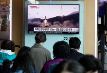 People watch a TV broadcasting of a news report on North Korea's missile launch, at a railway station in Seoul, South Korea, April 29, 2017. PHOTO BY REUTERS/Kim Hong-Ji
