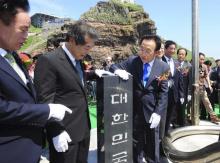 South Korea's Public Administration and Security Minister Maeng Hyung-kyu (2nd L) and governor of North Gyeongsang Province Kim Kwan-Yong (3rd L) pose during an unveiling ceremony for a new monument on  islands called Dokdo in Korean and Takeshima in Japanese,l August 19, 2012. PHOTO BY REUTERS