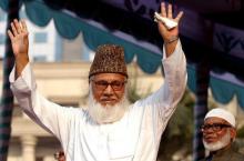 Moulana Motiur Rahman Nizami waves to his supporters during a rally protesting against Western newspapers that published cartoons on Prophet Mohammad in Dhaka, February 11, 2006. PHOTO BY REUTERS/Rafiqur Rahman
