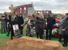 Mourners gather around the grave of Russian Lieutenant-General Valery Asapov who was killed by Islamic State shelling near Deir al-Zor, during his funeral ceremony at a military cemetery outside Moscow, Russia, September 27, 2017. PHOTO BY REUTERS/Maria Tsvetkova