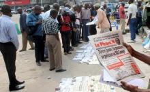 Residents read newspapers with reports of Yellow Fever, along the streets in Kinshasa, capital of the Democratic Republic of the Congo, June 21, 2016. PHOTO BY REUTERS/Jean Robert N'kengo