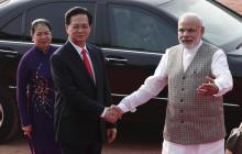 Vietnam's Prime Minister Nguyen Tan Dung (C) shakes hands with his Indian counterpart Narendra Modi (R) as Dung's wife Tran Thanh Kien looks on during Dung's ceremonial reception at the forecourt of Rashtrapati Bhavan in New Delhi October 28, 2014. REUTERS/Adnan Abidi