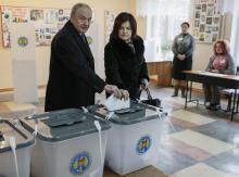Moldovan President Nicolae Timofti and his wife Margarita cast their ballots during a parliamentary election at a polling station in Chisinau, November 30, 2014. PHOTO BY REUTERS/Gleb Garanich