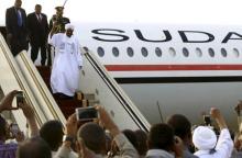 Sudanese President Omar al-Bashir disembarks from the plane, after attending an African Union conference in Johannesburg South Africa, at the airport in the capital Khartoum, Sudan, June 15, 2015. PHOTO BY REUTERS/Mohamed Nureldin Abdallah