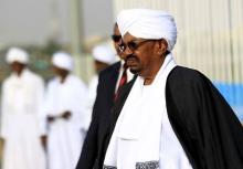 Sudan's President Omar Hassan al-Bashir (front) welcomes Yemen's President Abd-Rabbu Mansour Hadi (not pictured) at Khartoum Airport, August 29, 2015. PHOTO BY REUTERS/Mohamed Nureldin Abdallah