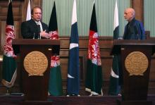 Afghanistan's President Hamid Karzai (R) and Pakistan's Prime Minister Nawaz Sharif attend a joint news conference in Kabul