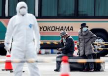 Passengers wait for transportation after leaving the coronavirus-hit Diamond Princess cruise ship docked at Yokohama Port, south of Tokyo, Japan, February 20, 2020. PHOTO BY REUTERS/Kim Kyung-Hoon