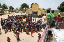 People queue for food aid distribution delivered by the United Nations Office for the Coordination of Humanitarian Affairs and world food program in the village of Makunzi Wali, Central African Republic, April 27, 2017. PHOTO BY REUTERS/Baz Ratner