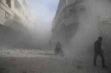 People are seen during shelling in the town of Hamoria, eastern Ghouta in Damascus, Syria, December 3, 2017. PHOTO BY REUTERS/Bassam Khabieh