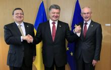 Ukraine's President Petro Poroshenko (C) poses with European Commission President Jose Manuel Barroso (L) and European Council President Herman Van Rompuy (R) at the EU Council in Brussels