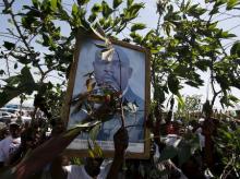 Supporters of Burundi President Pierre Nkurunziza carry his picture at a street in Bujumbura, Burundi, May 15, 2015. PHOTO BY REUTERS/Goran Tomasevic