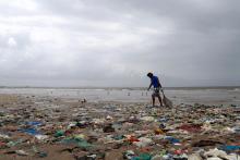 A volunteer collects garbage as he cleans a beach in Mumbai, India, August 14, 2016. PHOTO BY REUTERS/Danish Siddiqui