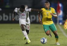 Senegal's Lamine Gassama (L) challenges South Africa's Andile Jali during their 2015 African Cup of Nations Group C soccer match in Mongomo, January 23, 2015. PHOTO BY REUTERS/Mike Hutchings