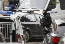 Belgian police are seen outside an house during search of suspected muslim fundamentalists linked to the deadly attacks in Paris, in the Brussels suburb of Molenbeek, Belgium, November 16. 2015. PHOTO BY REUTERS/Yves Herman