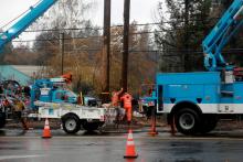 PG&E works on power lines to repair damage caused by the Camp Fire in Paradise, California, U.S., November 21, 2018. PHOTO BY REUTERS/Elijah Nouvelage