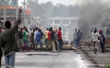 Protesters erect a barricade during demonstrations in Burundi's capital Bujumbura, May 5, 2015. PHOTO BY REUTERS/Jean Pierre Aime Harerimana