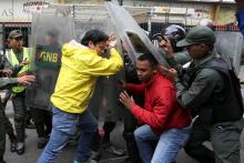 Carlos Paparoni (C, in yellow), deputy of the Venezuelan coalition of opposition parties (MUD), clashes with Venezuelan National Guards during a protest outside the food ministry in Caracas, Venezuela March 8, 2017. PHOTO BY REUTERS/Carlos Garcia Rawlins