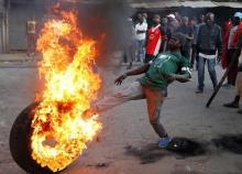 Supporter of opposition leader Raila Odinga set up flaming tyre barricade in Kibera slum in Nairobi, Kenya, August 9, 2017. PHOTO BY REUTERS/Goran Tomasevic