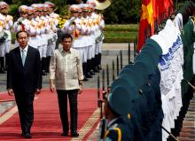 Philippines President Rodrigo Duterte (R) reviews the guard of honour with his Vietnamese counterpart Tran Dai Quang during a welcoming ceremony at the Presidential Palace in Hanoi, Vietnam, September 29, 2016. PHOTO BY REUTERS/Kham