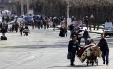 Residents carry their belongings as they flee from Sur district, which is partially under curfew, in the Kurdish-dominated southeastern city of Diyarbakir, Turkey, January 27, 2016. PHOTO BY REUTERS/Sertac Kayar