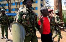 Riot policemen arrest a student of University of Nairobi after the protests against the detention of an opposition legislator in Nairobi, Kenya, September 28, 2017. PHOTO BY REUTERS/Thomas Mukoya