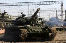 A T-72B Russian tank manouvers shortly after Russian tanks arrived at a train station in the Crimean settlement of Gvardeiskoye near the Crimean city of Simferopol