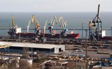 A cargo ship is pictured next to cranes in the Azov Sea port of Mariupol, Ukraine, November 29, 2018. PHOTO BY REUTERS/Iryna Gorbasyova