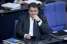 Germany's Economy Minister Sigmar Gabriel holds a MOBILE phone during a debate at the lower house of parliament Bundestag in Berlin, November 26, 2014. PHOTO BY REUTERS/Stefanie Loos