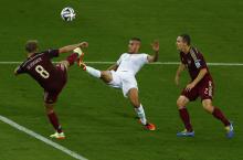 (L-R) Russia's Denis Glushakov and Algeria's Islam Slimani fight for the ball