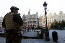 A Belgian soldier patrols on Brussels' Grand Place, December 30, 2015, after two people were arrested in Belgium on Sunday and Monday, both suspected of plotting an attack in Brussels on New Year's Eve, federal prosecutors said. PHOTO BY REUTERS/Francois Lenoir