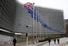 Belgian soldiers patrol along the EU Commission headquarters as a Union Jack flag flutters next to European Union flags ahead of a visit from Britain's Prime Minister David Cameron in Brussels, Belgium, January 29, 2016. PHOTO BY REUTERS/Francois Lenoir