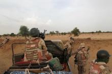 Niger soldiers guard with their weapons pointed towards the border with neighbouring Nigeria, near the town of Diffa, Niger, June 21, 2016. PHOTO BY REUTERS/Luc Gnago