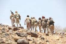 Soldiers and members of the Popular Resistance militiamen backing Yemen's President Abd-Rabbu Mansour Hadi walk as they head to the frontline of fighting against forces of Houthi rebels in Makhdara area of Marib province, Yemen, June 28, 2017. PHOTO BY REUTERS/Ali Owidha