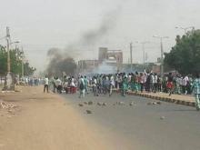 Students barricade a street in Oumdurman