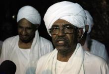 Sudan's President Omar al-Bashir speaks during joint news conference with opposition Umma Party leader and former Prime Minister Al-Sadiq Al Mahadi (L)