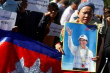Supporters of Kem Sokha, leader of the Cambodia National Rescue Party (CNRP), stand outside the Appeal Court during a bail hearing for the jailed opposition leader in Phnom Penh, Cambodia, September 26, 2017. PHOTO BY REUTERS/Samrang Pring