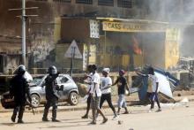 Supporters of former prime minister and presidential candidate Cellou Dalein Diallo of the Union of Democratic Forces of Guinea (UFDG) complain to security forces during a confrontation with supporters of Guinea's President and leader of Rally of the Guinean People (RPG) Alpha Conde (not pictured), on a main road during an electoral rally of UFDG in Conakry, October 8, 2015. PHOTO BY REUTERS/Luc Gnago