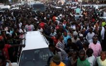 Supporters of Democratic Republic of Congo's opposition Presidential candidate Moise Katumbi escort him as he leaves the prosecutor's office in Lubumbashi, the capital of Katanga province of the Democratic Republic of Congo, May 11, 2016. PHOTO BY REUTERS/Kenny Katombe