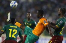 Tallo Gadji Jr. (C) of Ivory Coast fights for the ball with Aurelien Chedjou (R) and Henri Bedimo of Cameroon during their Group D soccer match of the 2015 African Cup of Nations in Malabo, January 28, 2015. PHOTO BY REUTERS/Amr Abdallah Dalsh