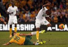 South Africa's Thulani Serero (R) is tackled by Australia's James Holland during their international friendly soccer match at Stadium Australia in Sydney, May 26, 2014. PHOTO BY REUTERS/David Gray
