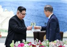 South Korean President Moon Jae-in and North Korean leader Kim Jong Un share a toast at the truce village of Panmunjom inside the demilitarized zone separating the two Koreas, South Korea, April 27, 2018. PHOTO BY REUTERS/Korea Summit Press Pool