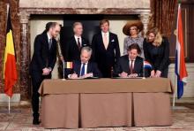 Belgian Foreign Minister Didier Reynders and Dutch counterpart Bert Koenders sign a border correction treaty as Belgian King Philippe, Dutch King Willem-Alexander and Queen Maxima look on in Amsterdam during an official state visit to the Netherlands, November 28, 2016. PHOTO BY REUTERS/Didier Lebrun