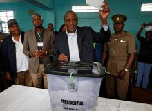 Kenya's President Uhuru Kenyatta casts his vote during a presidential election re-run in Gatundu, Kenya, October 26, 2017. PHOTO BY REUTERS/Siegfried Modola