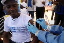 A World Health Organization (WHO) worker administers a vaccination during the launch of a campaign aimed at beating an outbreak of Ebola in the port city of Mbandaka, Democratic Republic of Congo, May 21, 2018. PHOTO BY REUTERS/Kenny Katombe