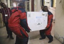 Congolese Health Ministry officials carry the first batch of experimental Ebola vaccines in Kinshasa, Democratic Republic of Congo, May 16, 2018. PHOTO BY REUTERS/Kenny Katombe