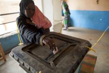 A woman casts her ballot during Darfur's referendum at a registration center at Al Fashir in North Darfur, April 12, 2016. PHOTO BY REUTERS/Mohamed Nureldin Abdallah